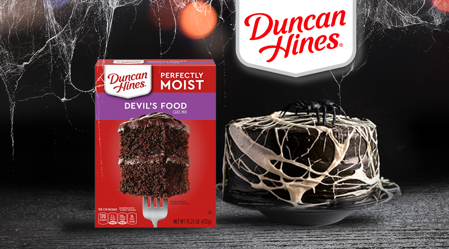 Aprende a preparar una torta terroríficamente deliciosa con telaraña para Halloween preparada con la mezcla de Chocolate Extremo  Duncan Hines®.